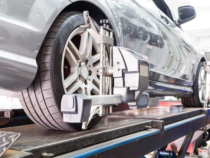 Réglage de la géométrie automobile pour une meilleure adhérence à la route.